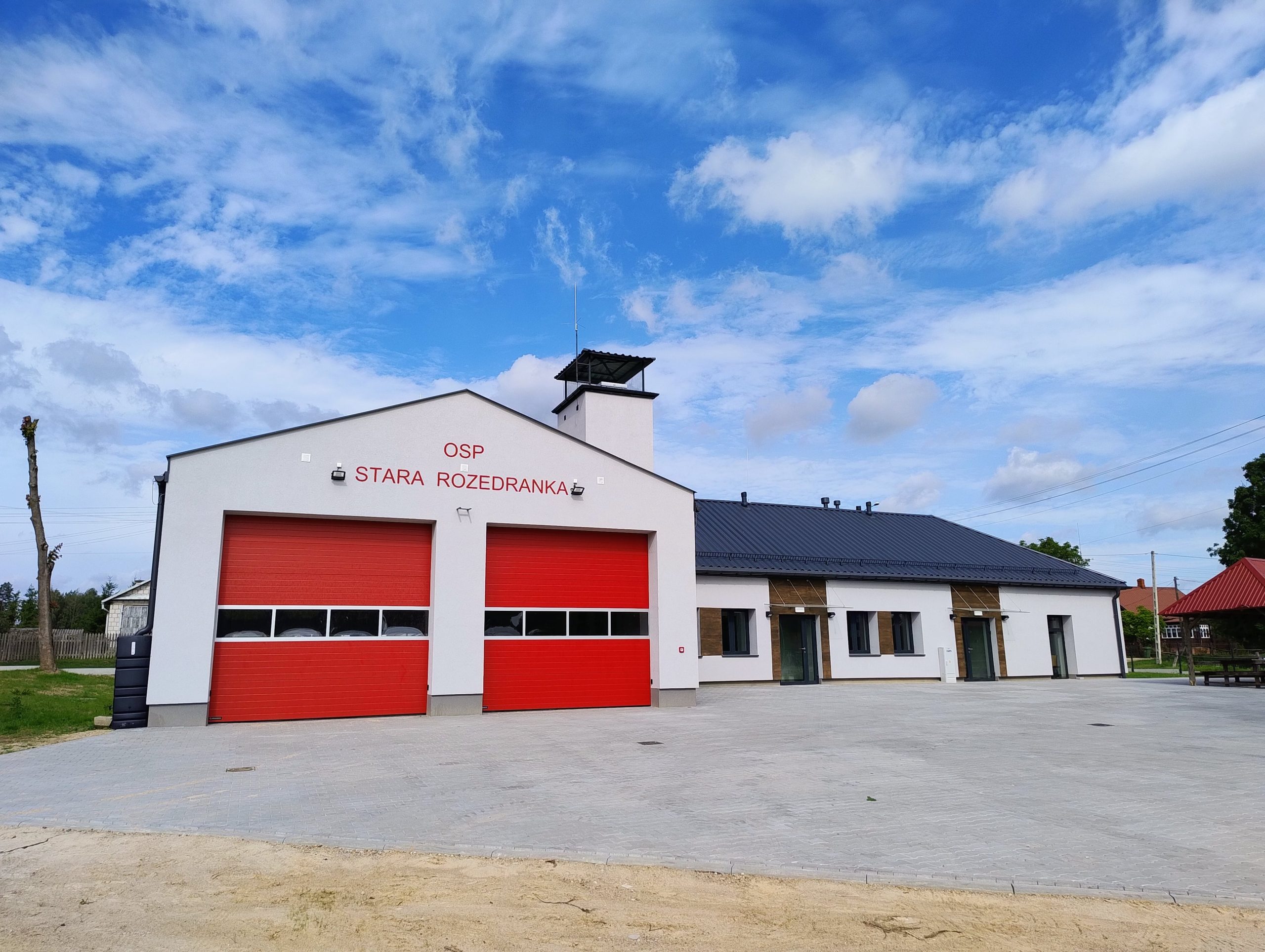 Przebudowa, nadbudowa, rozbudowa i remont budynku Klubu Wiejskiego oraz Remizy OSP w Starej Rozedrance